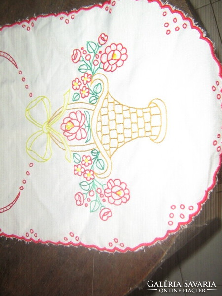 Beautiful flower basket hand-embroidered rounded sling edge tablecloth runner