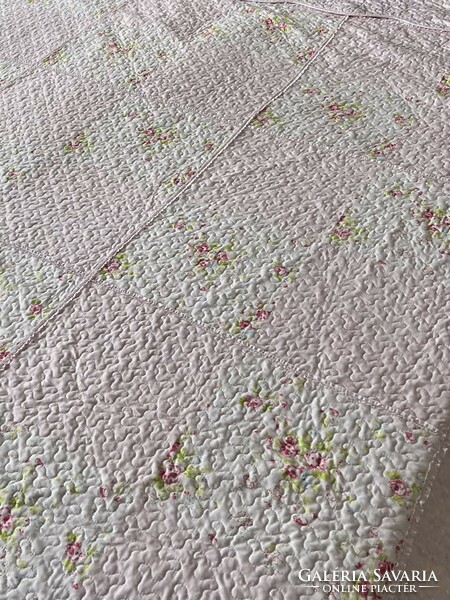 Csodás, angol romantikus rózsás “Kirkton House” nagyméretű steppelt ágytakaró 2,54*2,64m