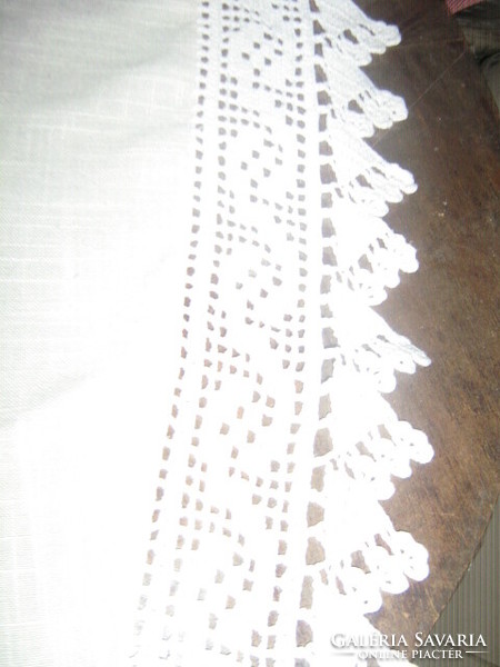 Wonderful round tablecloth with hand-crocheted edges and inserts