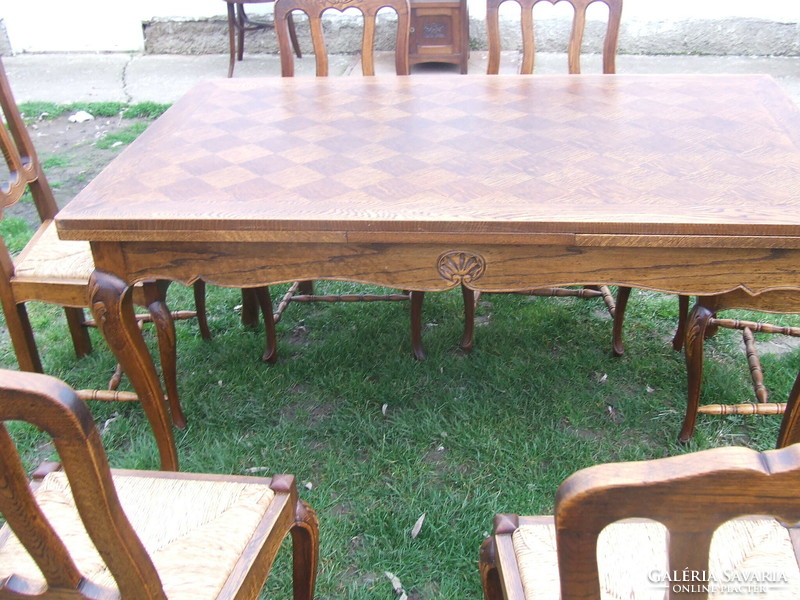 Serving set table, six chairs can be expanded