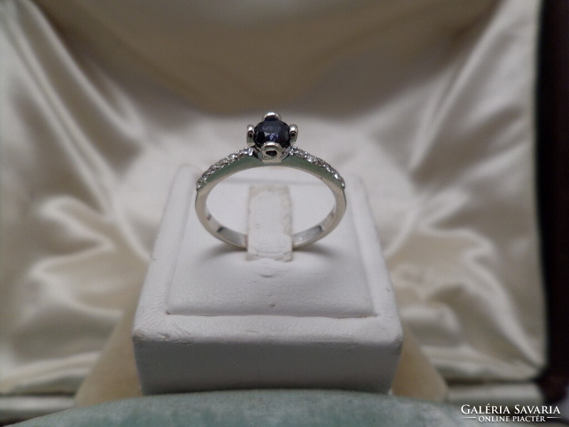 Fehér arany gyűrű kék zafírral brillekkel