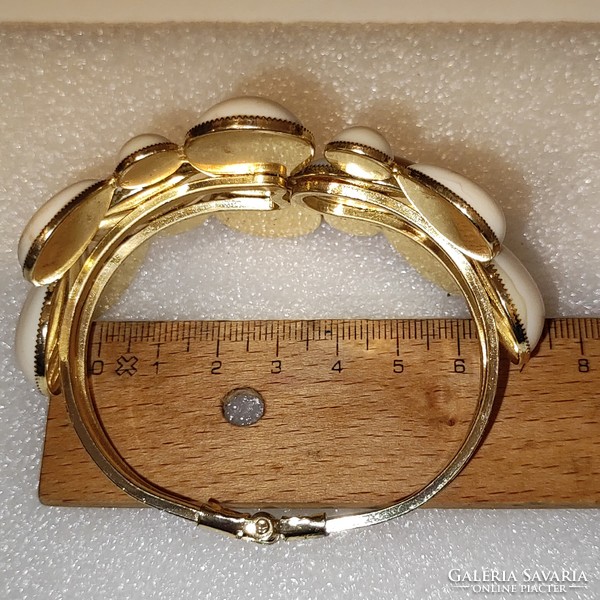 Showy metal frame plastic decorative bracelet
