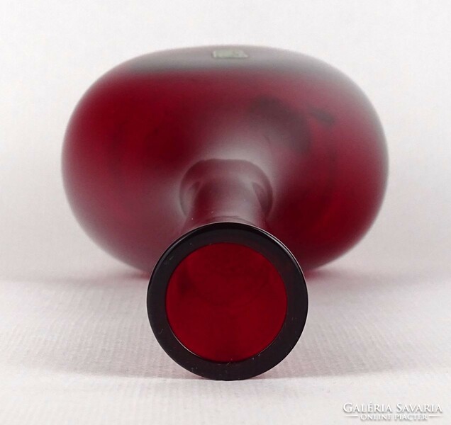 1Q777 Arthur Percy Gullaskruf ruby colored Scandinavian glass vase 24.5 Cm