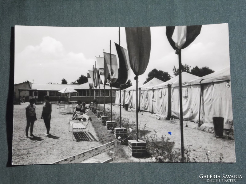 Képeslap, Balatonföldvár, Express ifjúsági tábor, részlet emberekkel, országzászló