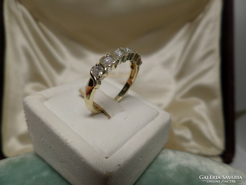 9K gold row ring with glasses