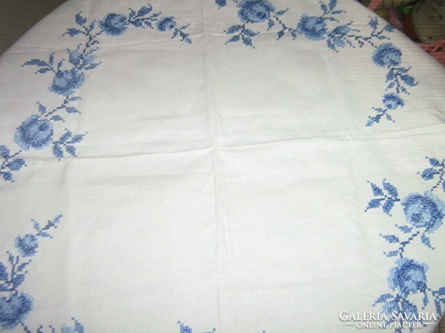 Tablecloth with beautiful tiny cross-eyed blue roses pattern