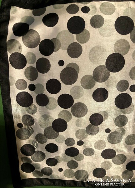 Small polka dot scarf 50 x 50 cm.