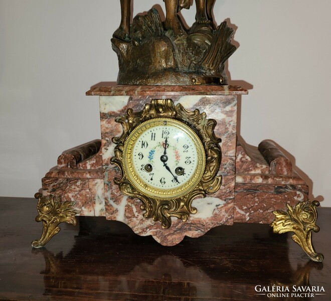 19. századi felesütős francia márvány testű kandalló óra,spiáter szobor párral,működő szerkezettel