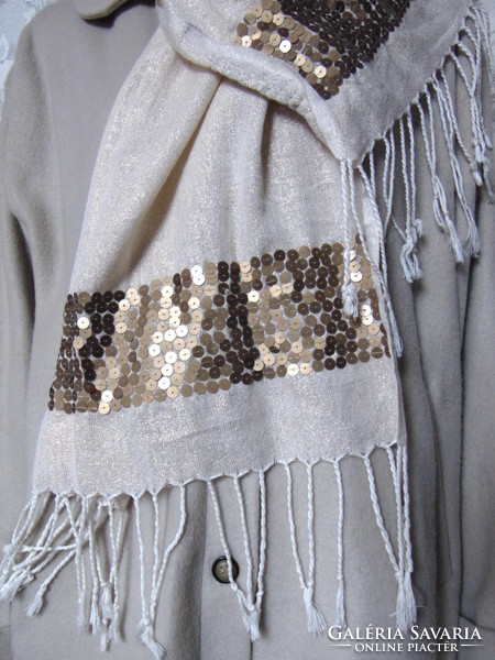 Elegant scarf decorated with sequins