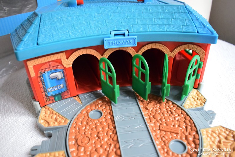 Thomas gőzmozdony és barátai vonat játék vasuti kocsiszín Thomas & Friends Take Along Engine Shed