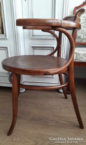 Thonet arm chair, for sale in excellent condition!