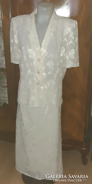 Cream colored summer costume. 42-Es.