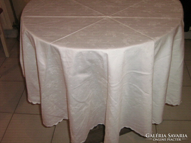 Beautiful tiny floral slinged damask tablecloth