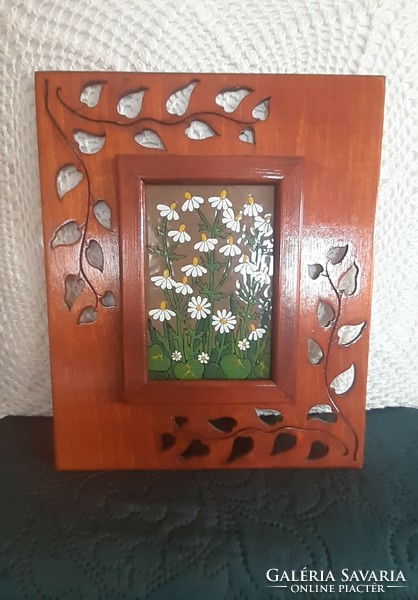 Wooden wall photo frame with leaf pattern