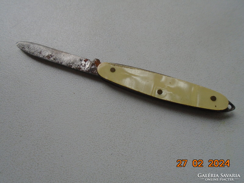 Antique mother-of-pearl handle pocket knife