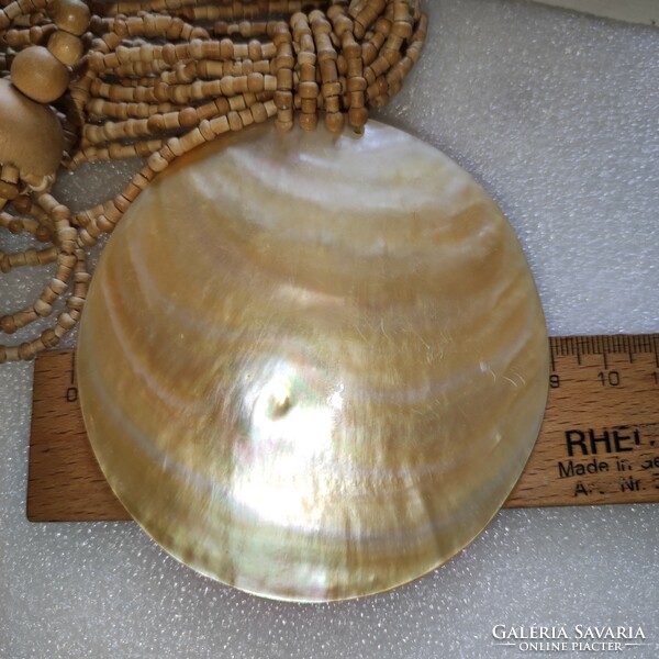 Huge shell pendant on a 9cm wooden multi-line chain