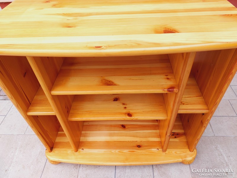 Eladó egy CLAUDIA  fenyő komód. RS BÚTOR.  Bútor szép állapotú, teljesen fából van.