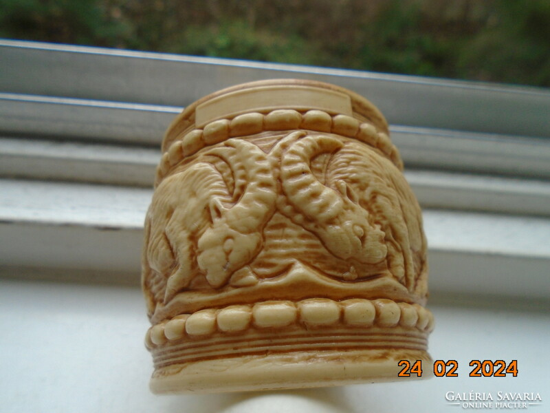Napkin ring with pairs of fighting rams