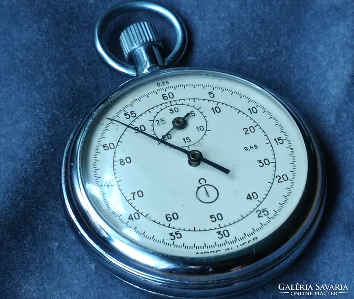 Seconds and hundredths of minutes mechanical stopwatch in one