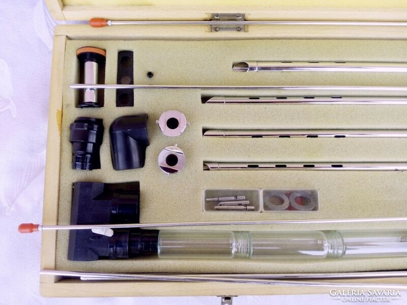 Retro műtéti eszköz készlet az NDK-ból. Laparoszkóp eredeti dobozában