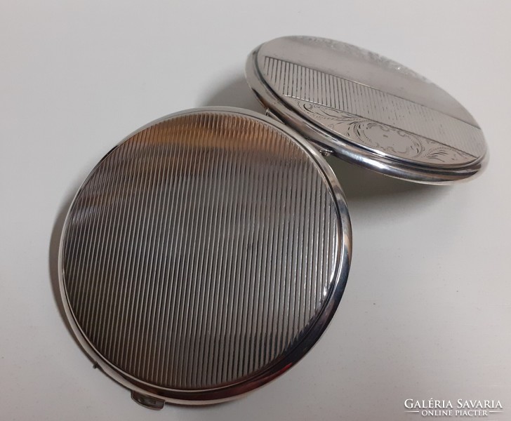 Antique silver cizzelact powder compact in nice condition