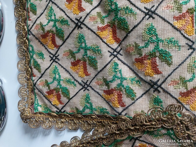 2 embroidered, elegant 33 x 27 cm needlework tablecloths