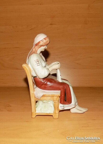 Biszkvit porcelán kézimunkázó hímző népviseletes leány figura 17 cm (po-1)