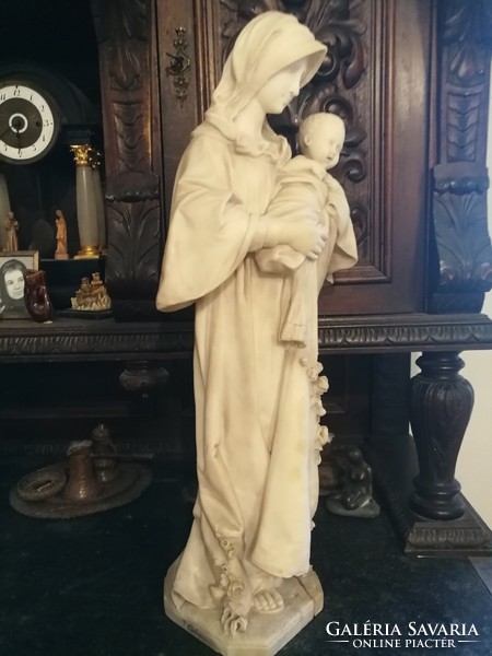 Szűz Mária gyermekével márvány szobor