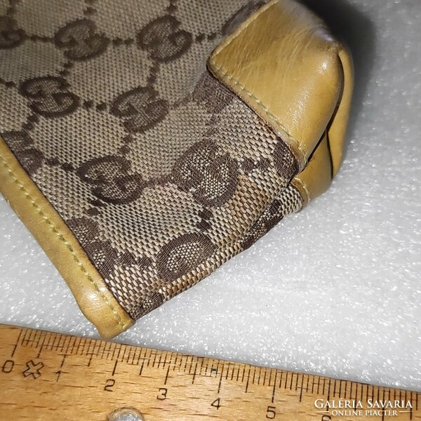 Original monogrammed leather Gucci wallet worth 130,000.-