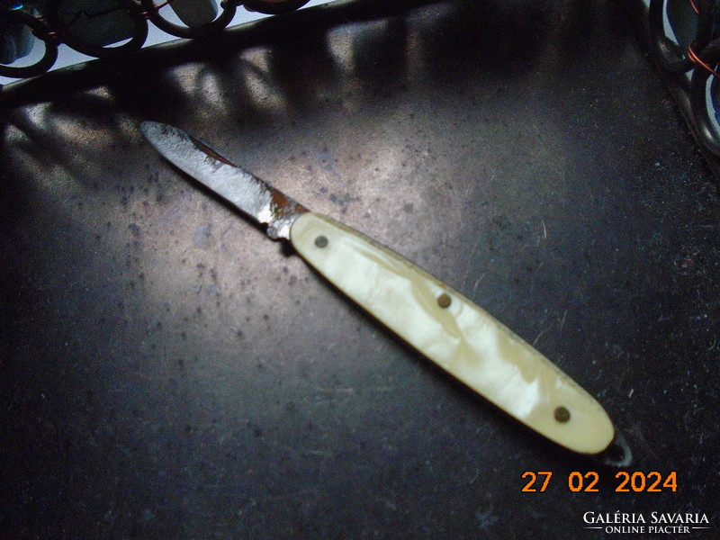 Antique mother-of-pearl handle pocket knife