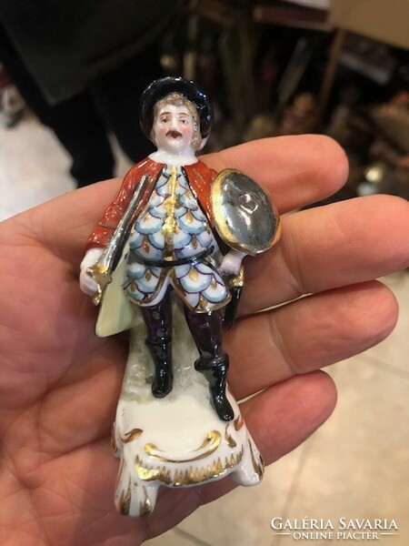 Neapolitan porcelain statue from the xix. From the 19th century, 9 cm in size.