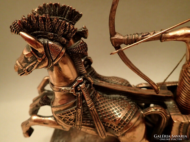 Vintage ló lovas harci szekér íj íjász réz bronz fém bevonatú bronzírozott rezin gipsz figura szobor