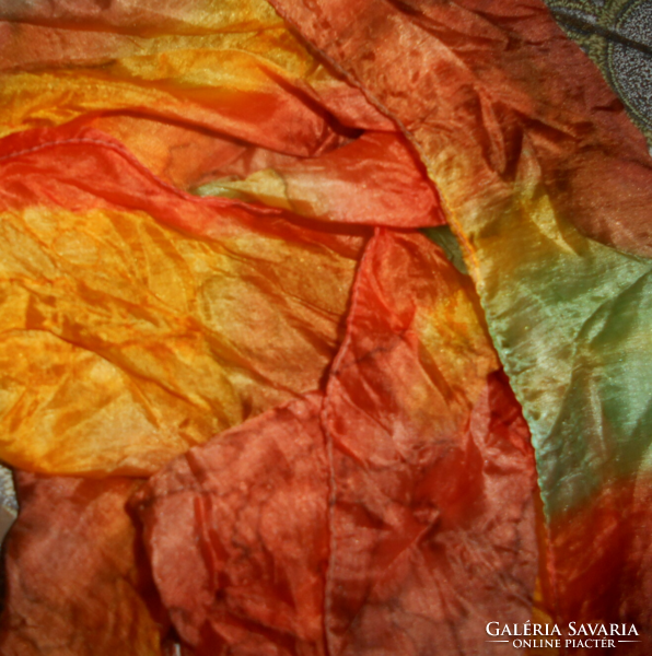 Valódi selyem kendő batikolt -gyönyörű meleg színek 104 cm X 96 cm