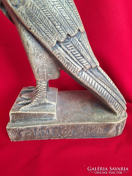 Egyiptomi kő szobor, madár mitológiai figura