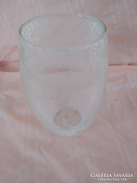 Színtelen karcagi fátyolüveg váza 20 cm magas