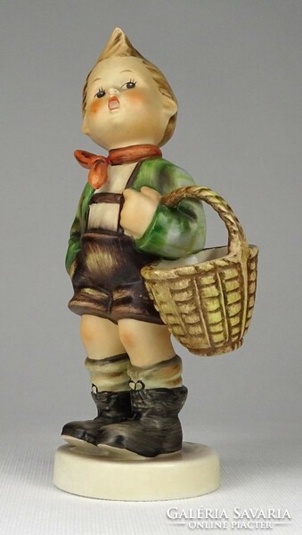 1Q687 Hibátlan Hummel porcelán kosaras fiú figura 17.5 cm