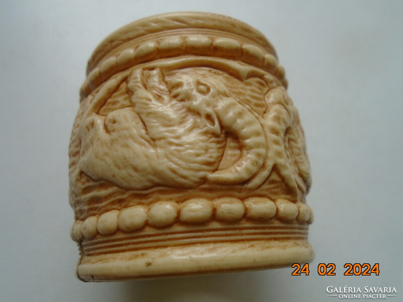 Napkin ring with pairs of fighting rams