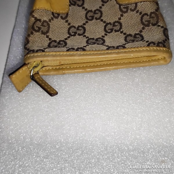 Original monogrammed leather Gucci wallet worth 130,000.-