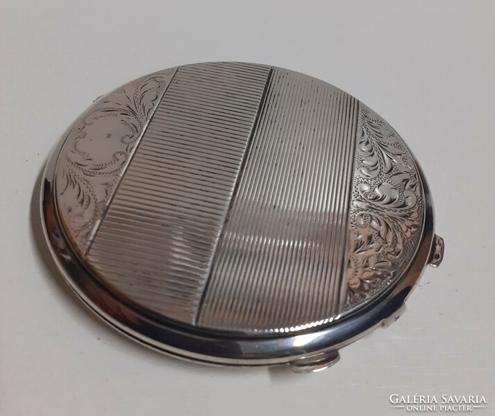 Antique silver cizzelact powder compact in nice condition