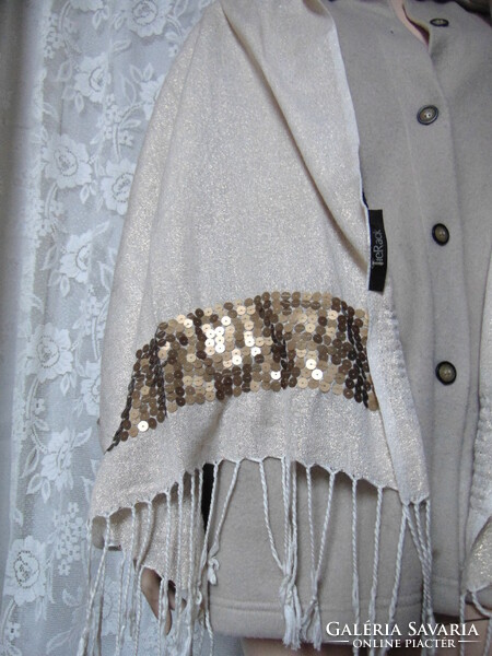 Elegant scarf decorated with sequins