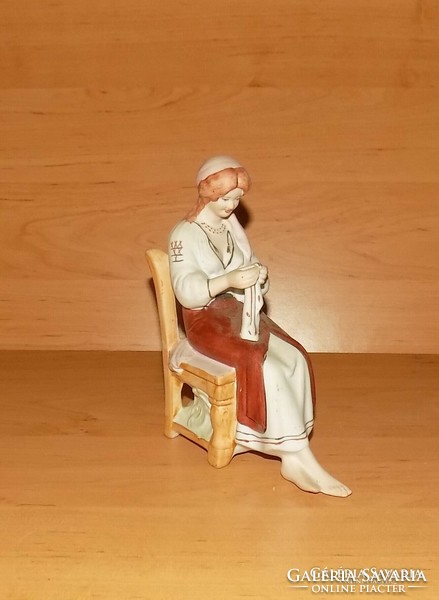 Biszkvit porcelán kézimunkázó hímző népviseletes leány figura 17 cm (po-1)