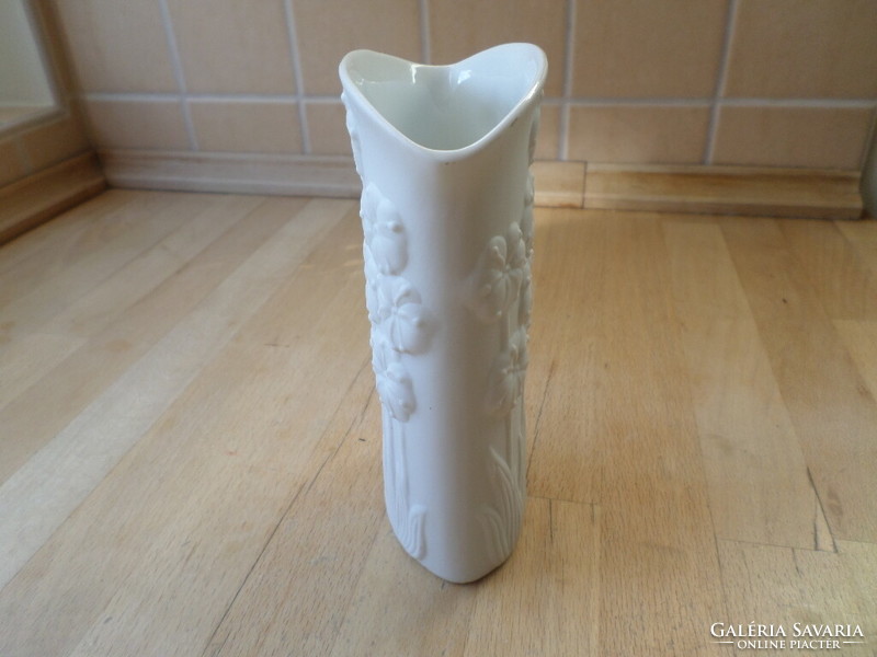 Biszkvit fehér porcelán váza 15 cm