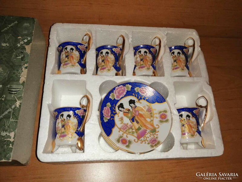 Jelenetes kínai porcelán kávéscsésze készlet eredeti dobozában (z)