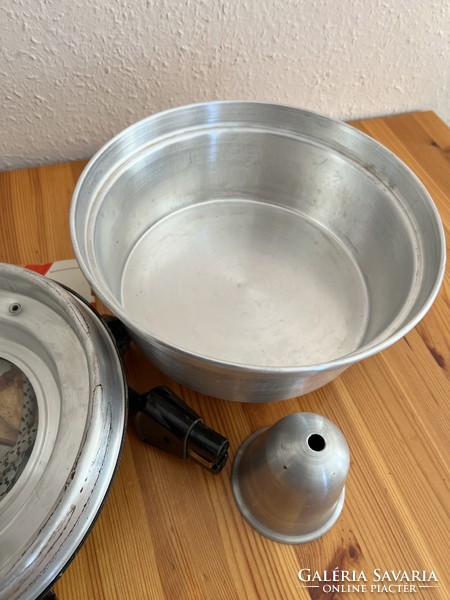 Original Remoska cooking pot