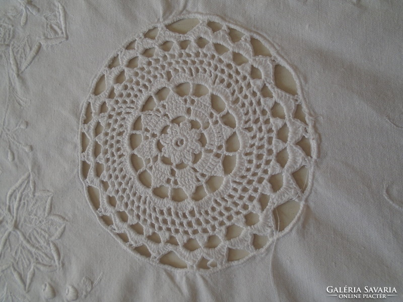 155 x 155 cm snow-white cotton tablecloth with crochet insert.