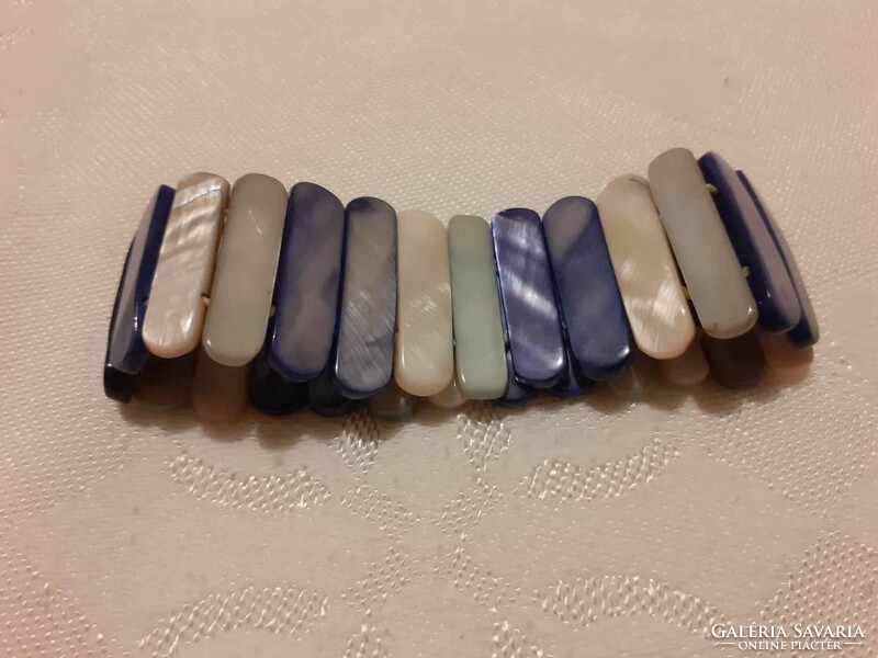 Showy mother-of-pearl bracelet