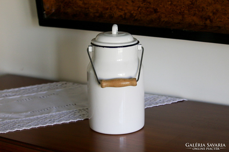 2 Liter, white, Bonyhád, milk jug.