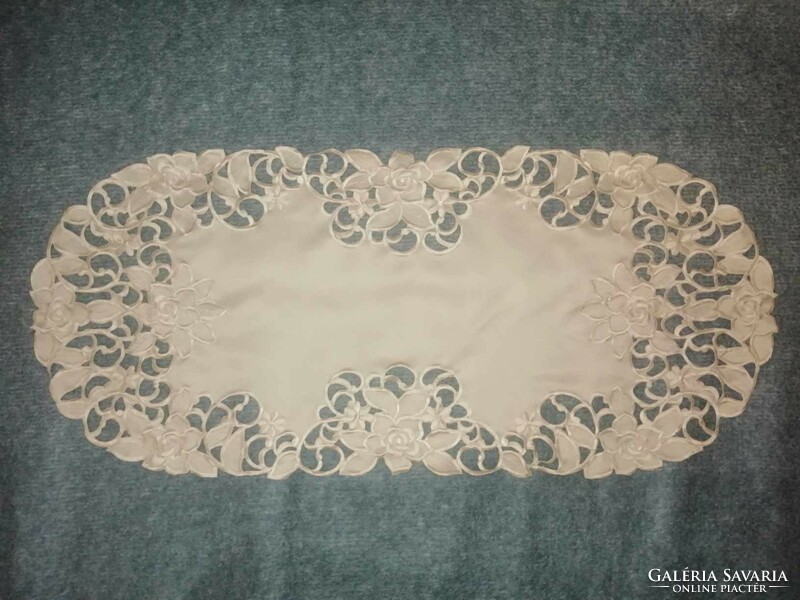 Very nice cream-colored lacy rose tablecloth 37*85 cm (a7)