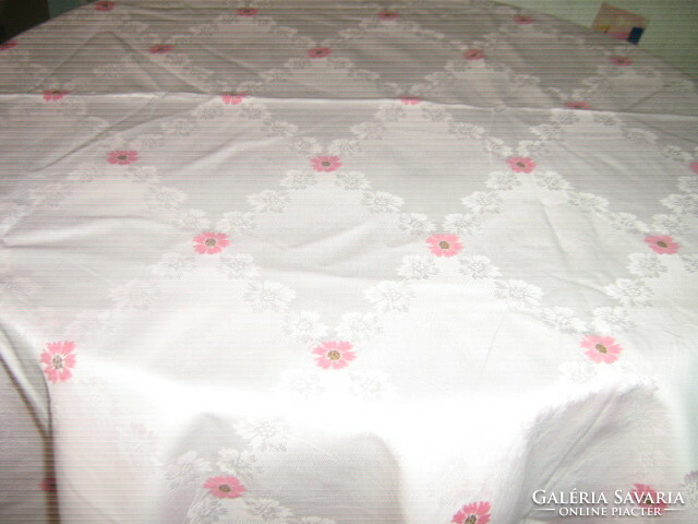 Beautifully embroidered damask bedding set with 2 pillows