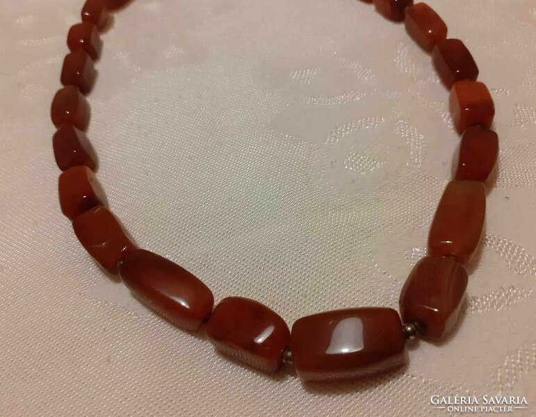 A short carnelian necklace with square eyes